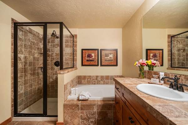 Abode at The Timbers, minutes to skiing, hot tub