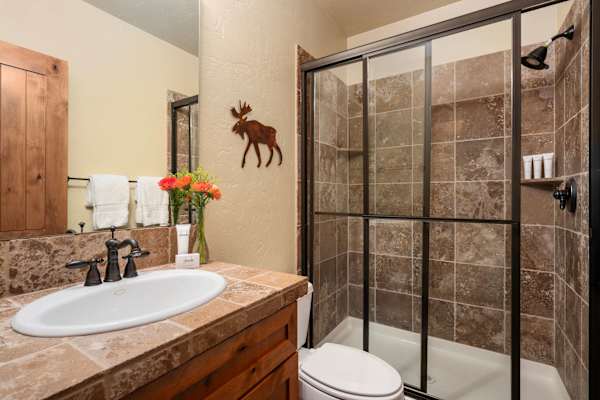 Abode at The Timbers, minutes to skiing, hot tub