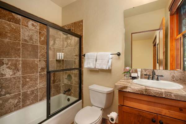 Abode at The Timbers, minutes to skiing, hot tub