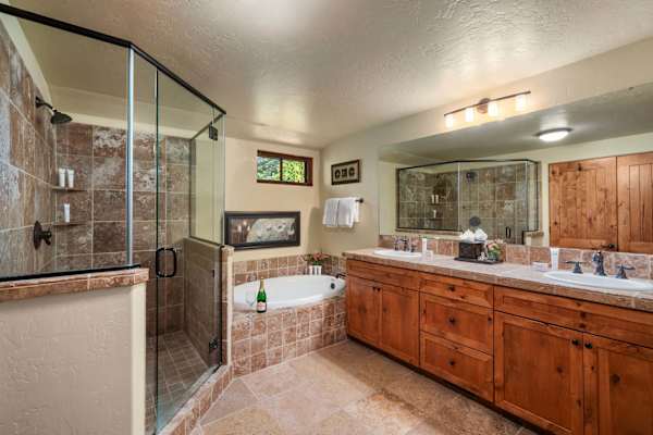 Abode at The Timbers, minutes to skiing, hot tub