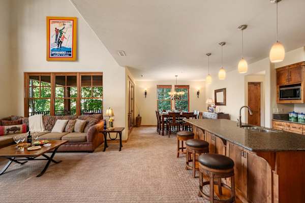 Abode at The Timbers, minutes to skiing, hot tub