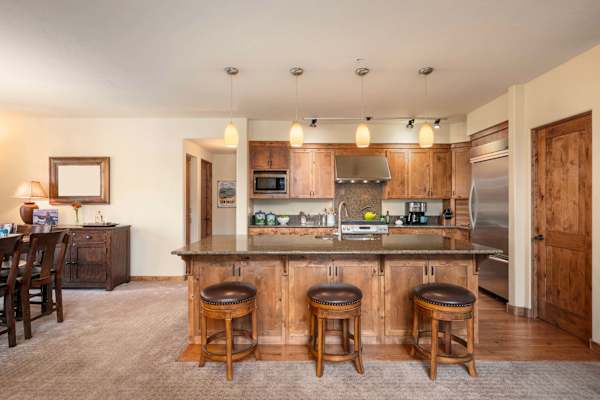 Abode at The Timbers, minutes to skiing, hot tub