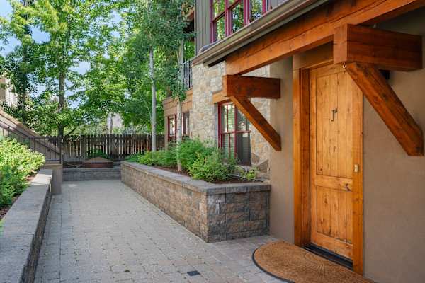 Abode at The Timbers, minutes to skiing, hot tub
