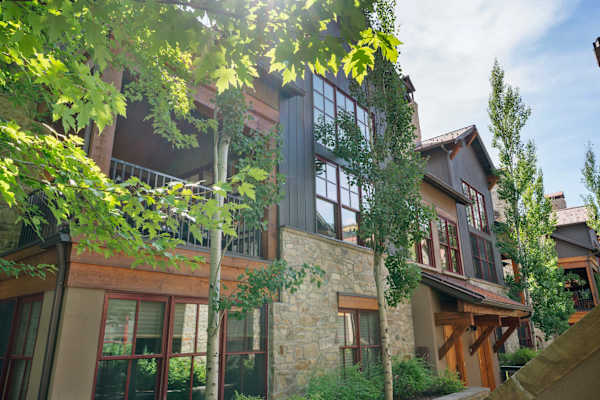 Abode at The Timbers, minutes to skiing, hot tub