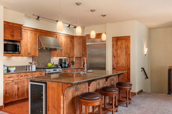 Abode at The Timbers, minutes to skiing, hot tub