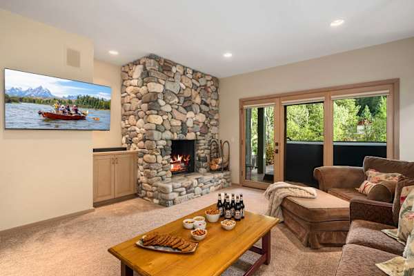 Abode at Guyer Hot Springs, ski slope views, walk to lift, hot tub