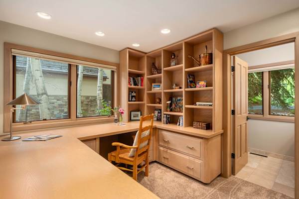 Abode at Guyer Hot Springs, ski slope views, walk to lift, hot tub