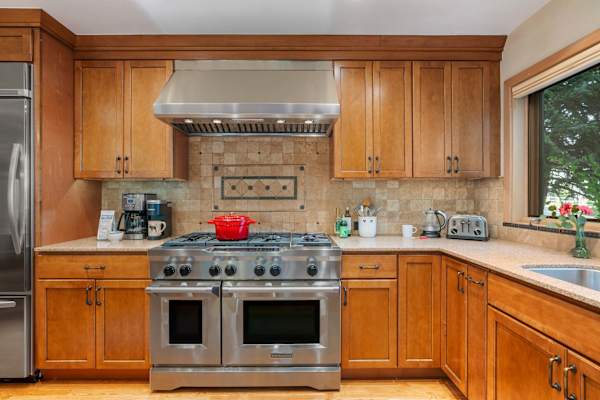 Abode at Guyer Hot Springs, ski slope views, walk to lift, hot tub