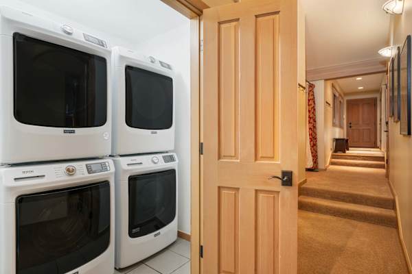Abode at Guyer Hot Springs, ski slope views, walk to lift, hot tub