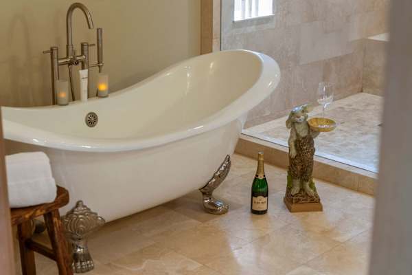 Abode at Guyer Hot Springs, ski slope views, walk to lift, hot tub