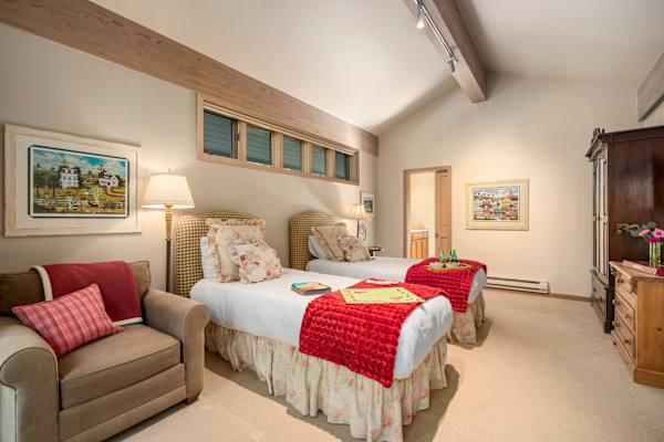 Abode at Guyer Hot Springs, ski slope views, walk to lift, hot tub