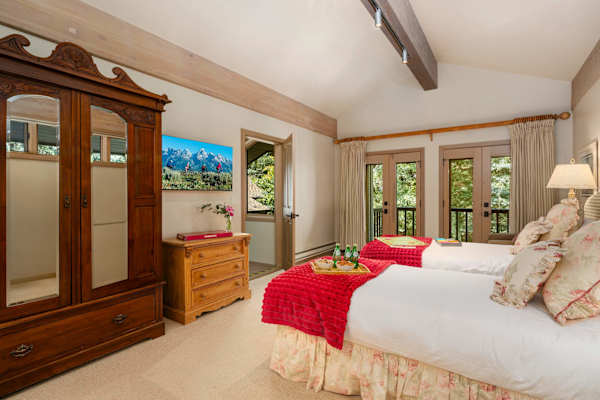 Abode at Guyer Hot Springs, ski slope views, walk to lift, hot tub