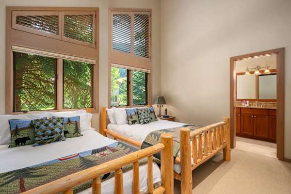 Abode at Guyer Hot Springs, ski slope views, walk to lift, hot tub