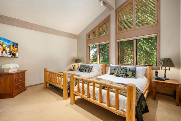 Abode at Guyer Hot Springs, ski slope views, walk to lift, hot tub