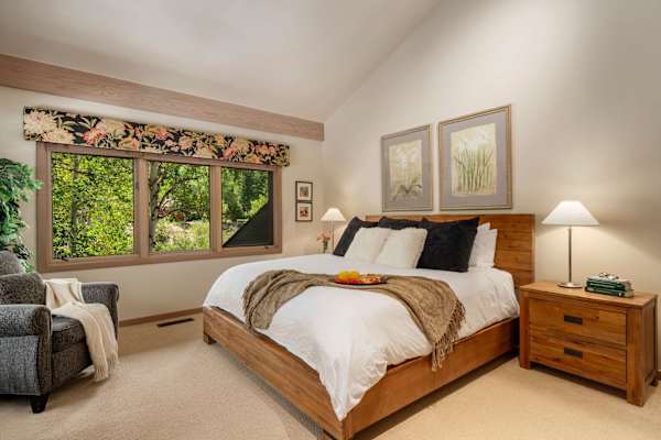 Abode at Guyer Hot Springs, ski slope views, walk to lift, hot tub