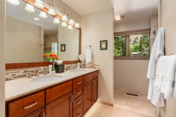 Abode at Guyer Hot Springs, ski slope views, walk to lift, hot tub