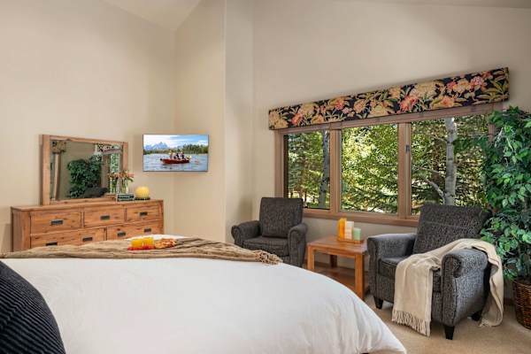 Abode at Guyer Hot Springs, ski slope views, walk to lift, hot tub
