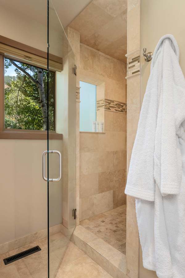 Abode at Guyer Hot Springs, ski slope views, walk to lift, hot tub