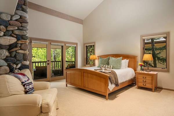 Abode at Guyer Hot Springs, ski slope views, walk to lift, hot tub