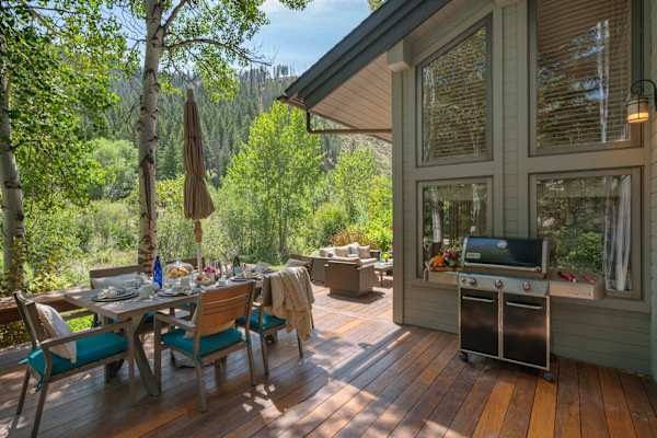 Abode at Guyer Hot Springs, ski slope views, walk to lift, hot tub