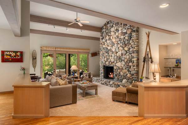 Abode at Guyer Hot Springs, ski slope views, walk to lift, hot tub