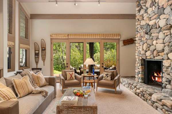 Abode at Guyer Hot Springs, ski slope views, walk to lift, hot tub