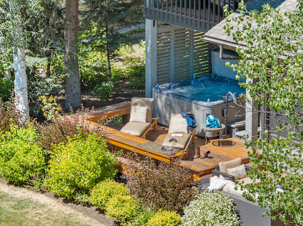 Abode at Guyer Hot Springs, ski slope views, walk to lift, hot tub