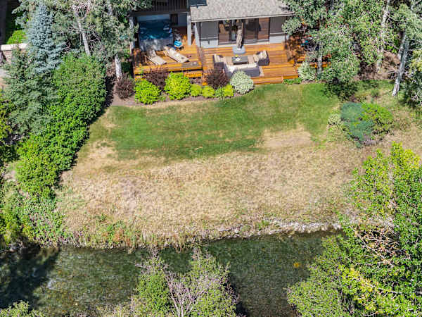 Abode at Guyer Hot Springs, ski slope views, walk to lift, hot tub