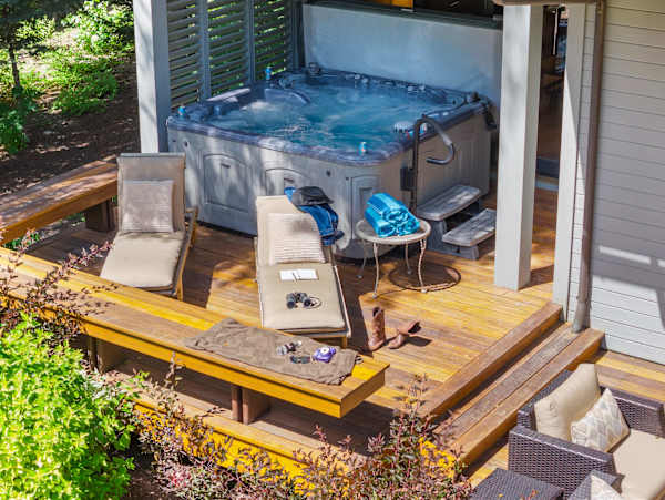 Abode at Guyer Hot Springs, ski slope views, walk to lift, hot tub
