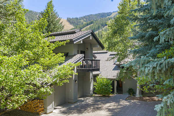 Abode at Guyer Hot Springs, ski slope views, walk to lift, hot tub