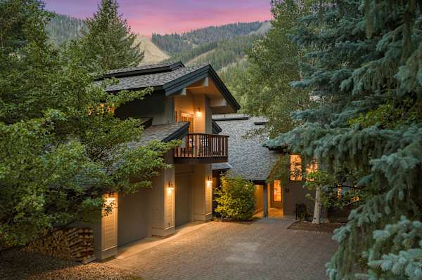 Abode at Guyer Hot Springs, ski slope views, walk to lift, hot tub