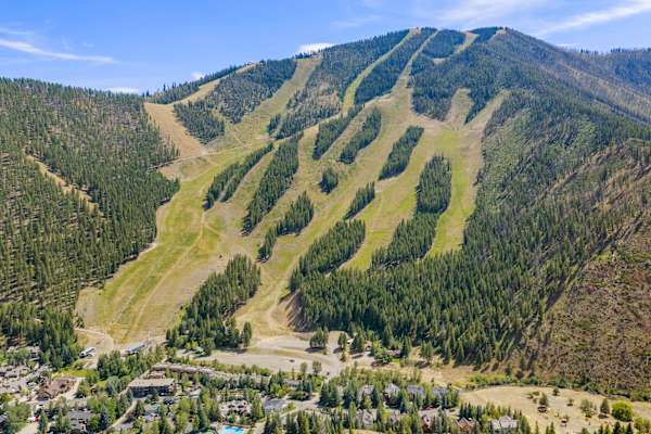 Abode at Guyer Hot Springs, ski slope views, walk to lift, hot tub
