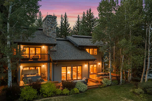 Abode at Guyer Hot Springs, ski slope views, walk to lift, hot tub