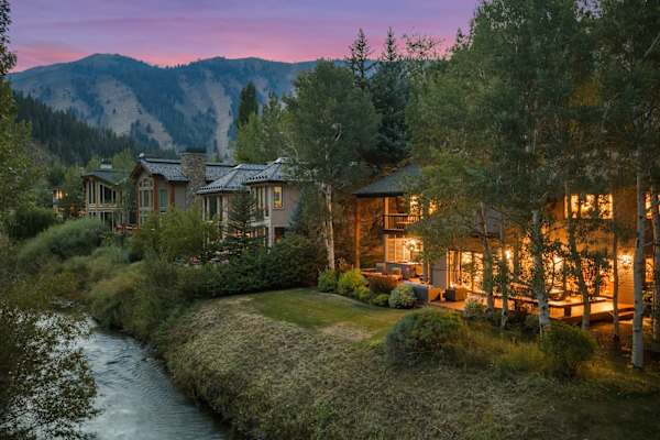 Abode at Guyer Hot Springs, ski slope views, walk to lift, hot tub