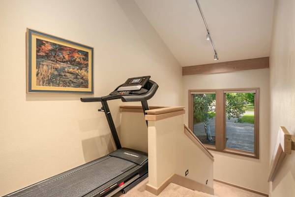 Abode at Guyer Hot Springs, ski slope views, walk to lift, hot tub