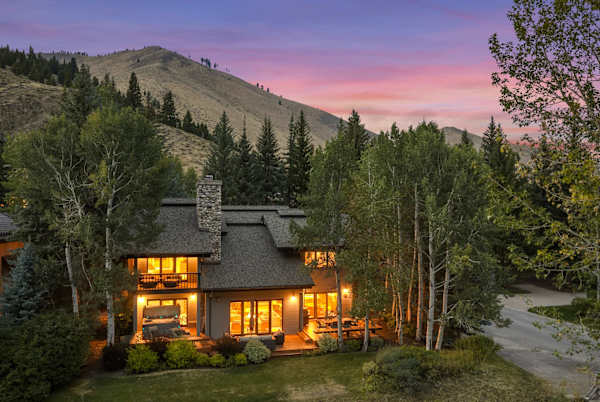 Abode at Guyer Hot Springs, ski slope views, walk to lift, hot tub