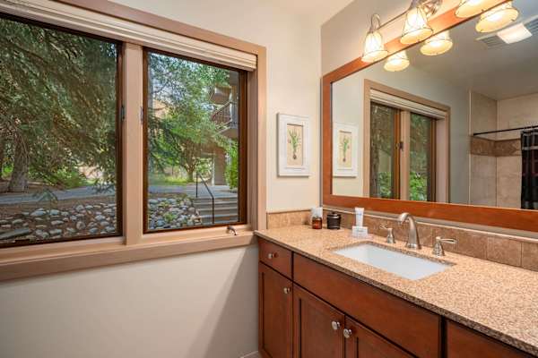 Abode at Guyer Hot Springs, ski slope views, walk to lift, hot tub