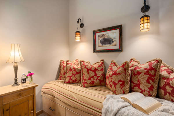Abode at Guyer Hot Springs, ski slope views, walk to lift, hot tub