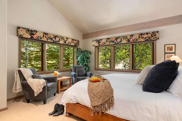Abode at Guyer Hot Springs, ski slope views, walk to lift, hot tub