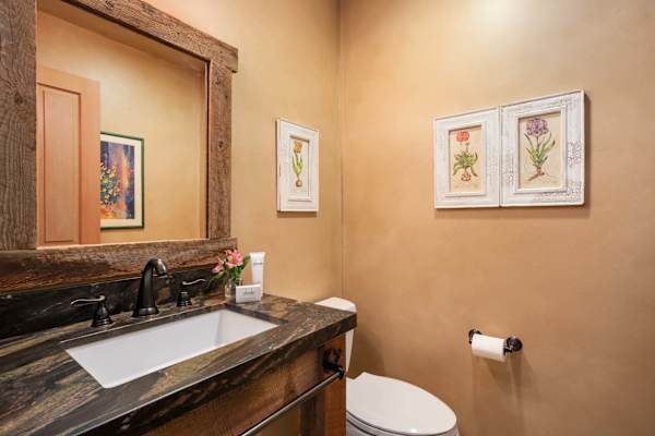Abode at Guyer Hot Springs, ski slope views, walk to lift, hot tub