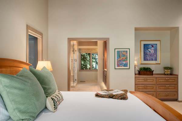 Abode at Guyer Hot Springs, ski slope views, walk to lift, hot tub