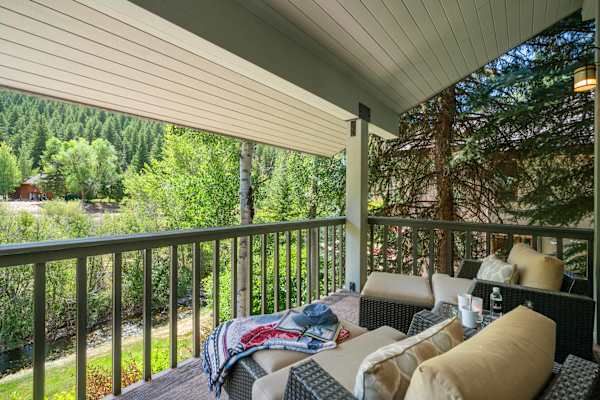 Abode at Guyer Hot Springs, ski slope views, walk to lift, hot tub