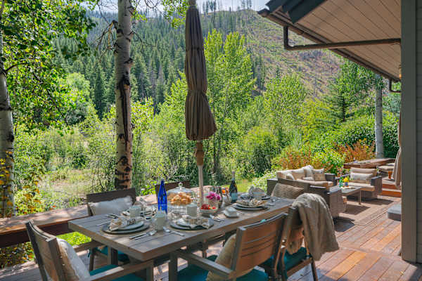 Abode at Guyer Hot Springs, ski slope views, walk to lift, hot tub