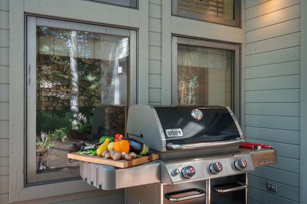 Abode at Guyer Hot Springs, ski slope views, walk to lift, hot tub
