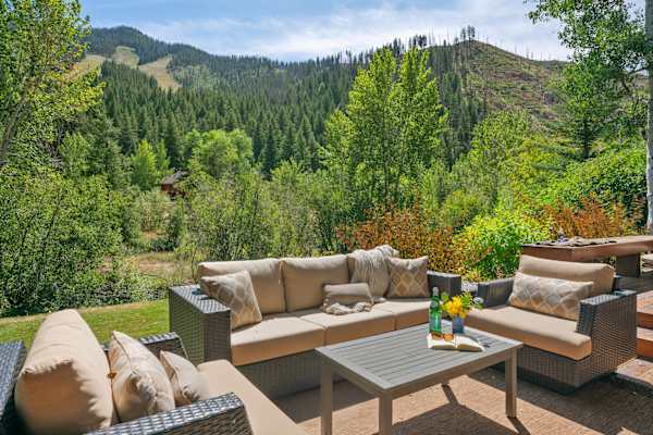 Abode at Guyer Hot Springs, ski slope views, walk to lift, hot tub