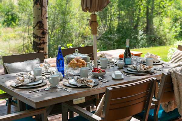 Abode at Guyer Hot Springs, ski slope views, walk to lift, hot tub