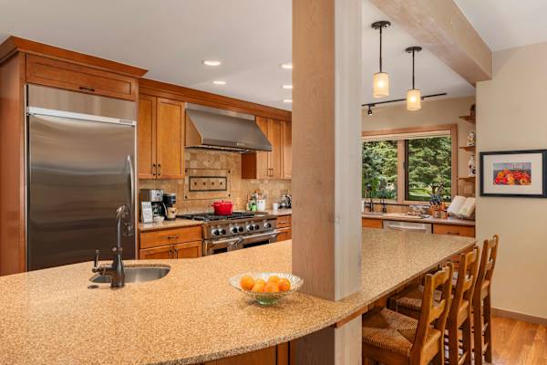 Abode at Guyer Hot Springs, ski slope views, walk to lift, hot tub