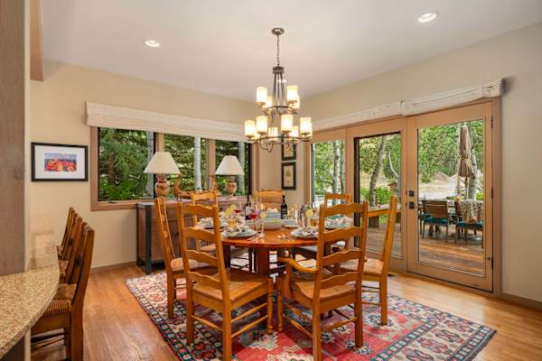 Abode at Guyer Hot Springs, ski slope views, walk to lift, hot tub