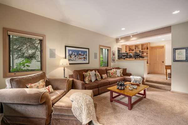Abode at Guyer Hot Springs, ski slope views, walk to lift, hot tub
