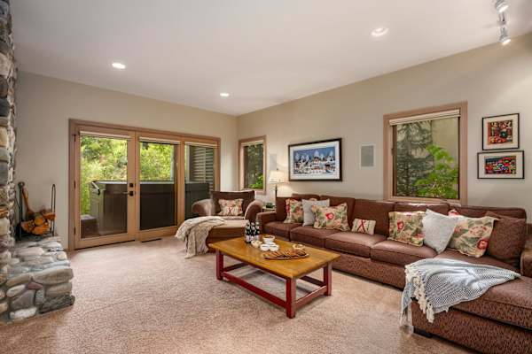 Abode at Guyer Hot Springs, ski slope views, walk to lift, hot tub